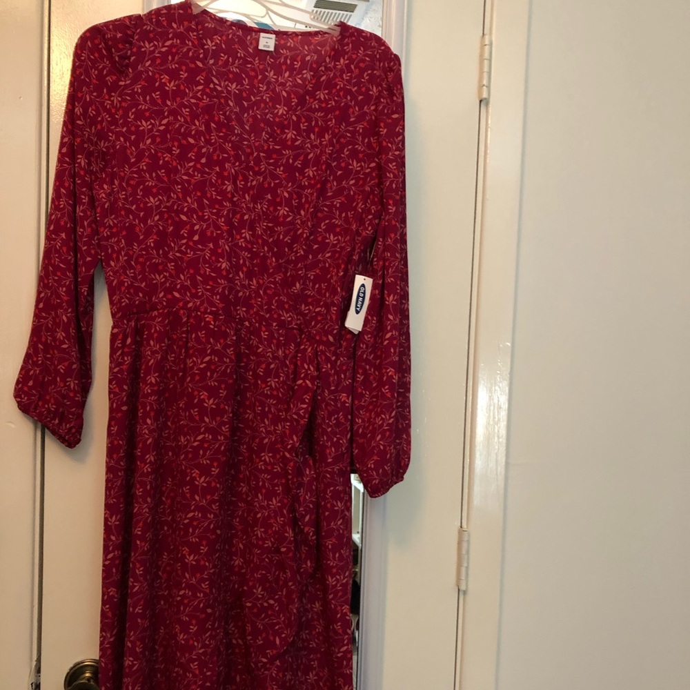 SALE!! 5/$15! 🎉Classy red flowered wrap dress